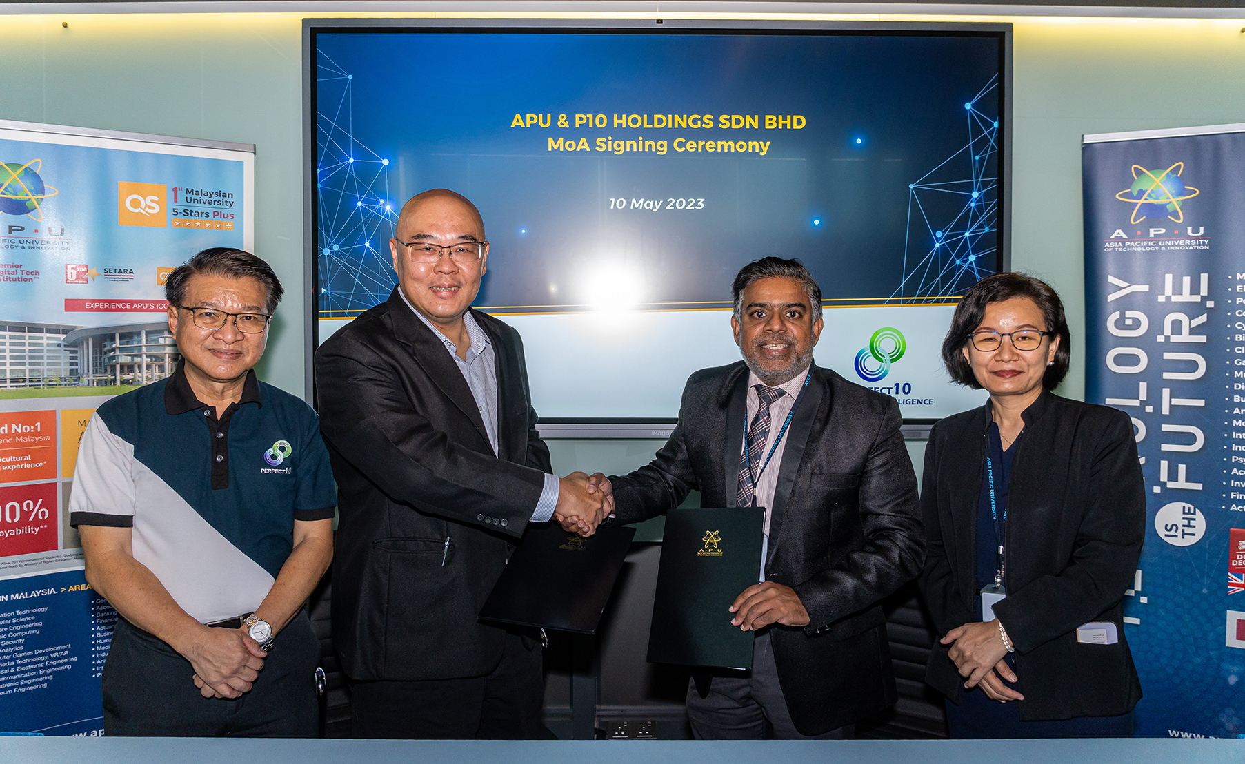 Prof. Dr. Vinesh Thiruchelvam (2nd from right), Chief Innovation and Enterprise Officer of APU, and Mr. Alan Lim Wai Loong (2nd from left), Chief Executive Officer of P10 Holdings Sdn. Bhd., formalized a strategic working partnership, witnessed by Associate Professor Dr. Chong Lee Lee (1st from right), Head of APU’s School of Accounting and Finance, and Mr. Chan Chee Kong (1st from left), Finance Manager of P10 Holdings Sdn. Bhd.